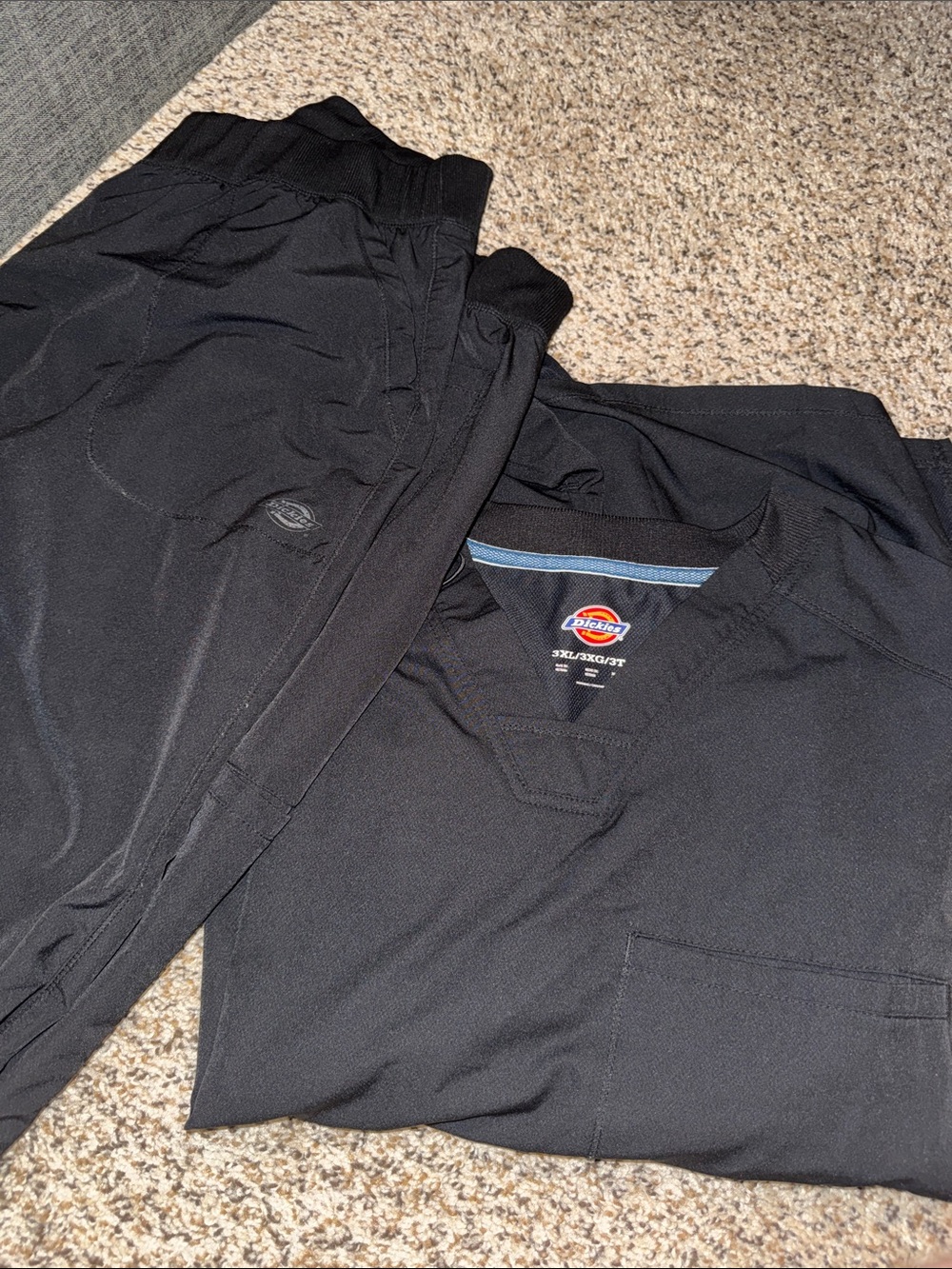 Dickies Men’s Black Scrub Set with V-Neck Top and Elastic Waist Pants